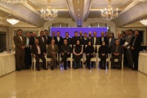 به گزارش چیلان، هفتمین گردهمایی مدیران روابط عمومی زنجیره آهن و فولاد کشور روز سهشنبه ۲۴ آبانماه ۱۴۰۱ توسط انجمن تولیدکنندگان فولاد ایران برگزار شد و مدیران روابط عمومی شرکتهای بزرگ فولادی و معدنی از تمامی رستههای زنجیره آهن و فولاد در آن حضور بهم رساندند. در این جلسه به نقش ترویجی روابط عمومی¬ها در سطح ملی و به اهمیت فولاد و صنایع معدنی به عنوان صنعت پیشران اقتصادی اشاره شد. با عنایت به اینکه فولاد یک صنعت ملی است و رویکرد مشارکت جویانه در آن نباید به روندی ضدتوسعه تبدیل شود. نقش واحد روابط در این صنایع بسیار پررنگ بوده و بایدکمیته روابط عمومی را محور ساختار پشتیبانی تصمیم گیری در انجمن فولاد دانست. در این گردهمایی مدیران روابط عمومی زنجیره آهن و فولاد کشور به بحث و گفت و گو در خصوص مسائل و دغدغه های این حوزه پرداختند. این گردهمایی با انتخاب اعضای هیئت اجرایی کمیته روابط عمومی زنجیره آهن و فولاد و همچنین تشکیل کارگروه¬های تخصصی آن و انتخاب اعضای این کارگروه ها خاتمه یافت و ذوب آهن بیستون عضو کارگروه تخصصی تدوین برنامه راهبردی شد.