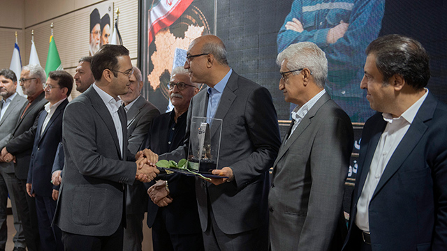 درخشش ذوب‌آهن بیستون در روز صنعت و معدن؛ تندیس واحد صنعتی نمونه بر دستان یکی از قطب‌های تولید فولاد کرمانشاه